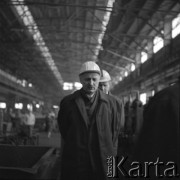 Po 1965, Kraków, Polska.
I sekretarz Komitetu Wojewódzkiego PZPR, Czesław Domagała odwiedza halę produkcyjną Huty im. Lenina.
Fot. Stanisław Gawliński, zbiory Ośrodka KARTA