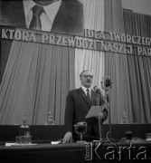 Przed 1.06.1969, Kraków, Polska.
Hala Gwardyjskiego Towarzystwa Sportowego Wisła. Spotkanie z udziałem lokalnych władz i kandydatów na posłów przed rozpisanymi na 1 czerwca wyborami do Sejmu i rad narodowych. Czesław Domagała, I sekretarz Komitetu Wojewódzkiego PZPR, wygłasza przemówienie.
Fot. Stanisław Gawliński, zbiory Ośrodka KARTA
