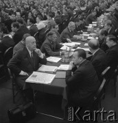 Przed 1.06.1969, Kraków, Polska.
Hala Gwardyjskiego Towarzystwa Sportowego Wisła. Spotkanie z udziałem lokalnych władz i kandydatów na posłów przed rozpisanymi na 1 czerwca wyborami do Sejmu i rad narodowych. Przy stole obrad 1. po lewej siedzi premier Józef Cyrankiewicz.
Fot. Stanisław Gawliński, zbiory Ośrodka KARTA
