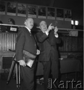 Przed 1.06.1969, Kraków, Polska.
Hala Gwardyjskiego Towarzystwa Sportowego Wisła. Spotkanie z udziałem lokalnych władz i kandydatów na posłów przed rozpisanymi na 1 czerwca wyborami do Sejmu i rad narodowych. Po prawej premier Józef Cyrankiewicz, obok niego I sekretarz Komitetu Wojewódzkiego PZPR, Czesław Domagała.
Fot. Stanisław Gawliński, zbiory Ośrodka KARTA
