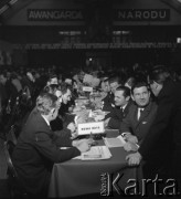 Przed 1.06.1969, Kraków, Polska.
Hala Gwardyjskiego Towarzystwa Sportowego Wisła. Spotkanie z udziałem lokalnych władz i kandydatów na posłów przed rozpisanymi na 1 czerwca wyborami do Sejmu i rad narodowych. Delegaci z Nowej Huty przy stole obrad. 
Fot. Stanisław Gawliński, zbiory Ośrodka KARTA
