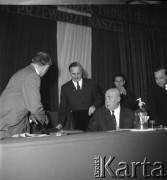 Przed 1.06.1969, Kraków, Polska.
Hala Gwardyjskiego Towarzystwa Sportowego Wisła. Spotkanie z udziałem lokalnych władz i kandydatów na posłów przed rozpisanymi na 1 czerwca wyborami do Sejmu i rad narodowych. Przy stole obrad siedzi premier Józef Cyrankiewicz, za nim stoi Czesław Domagała, I sekretarz KW PZPR.
Fot. Stanisław Gawliński, zbiory Ośrodka KARTA
