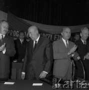 Przed 1.06.1969, Kraków, Polska.
Hala Gwardyjskiego Towarzystwa Sportowego Wisła. Spotkanie z udziałem lokalnych władz i kandydatów na posłów przed rozpisanymi na 1 czerwca wyborami do Sejmu i rad narodowych. 1. po lewej stoi Czesław Domagała, I sekretarz KW PZPR, 3. od lewej premier Józef Cyrankiewicz.
Fot. Stanisław Gawliński, zbiory Ośrodka KARTA
