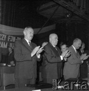 Przed 1.06.1969, Kraków, Polska.
Hala Gwardyjskiego Towarzystwa Sportowego Wisła. Spotkanie z udziałem lokalnych władz i kandydatów na posłów przed rozpisanymi na 1. czerwca wyborami do Sejmu i rad narodowych. 1 po lewej stoi Czesław Domagała, I sekretarz KW PZPR, obok niego premier Józef Cyrankiewicz.
Fot. Stanisław Gawliński, zbiory Ośrodka KARTA
