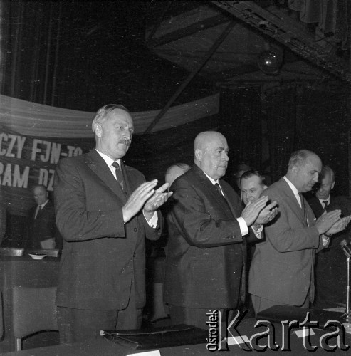 Przed 1.06.1969, Kraków, Polska.
Hala Gwardyjskiego Towarzystwa Sportowego Wisła. Spotkanie z udziałem lokalnych władz i kandydatów na posłów przed rozpisanymi na 1. czerwca wyborami do Sejmu i rad narodowych. 1 po lewej stoi Czesław Domagała, I sekretarz KW PZPR, obok niego premier Józef Cyrankiewicz.
Fot. Stanisław Gawliński, zbiory Ośrodka KARTA
