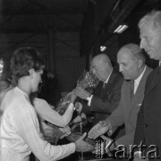 Przed 1.06.1969, Kraków, Polska.
Hala Gwardyjskiego Towarzystwa Sportowego Wisła. Spotkanie z udziałem lokalnych władz i kandydatów na posłów przed rozpisanymi na 1 czerwca wyborami do Sejmu i rad narodowych. Premier Józef Cyrankiewicz (3. od prawej) przyjmuje kwiaty od kobiet.
Fot. Stanisław Gawliński, zbiory Ośrodka KARTA
