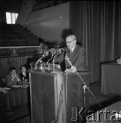 Przed 1.06.1969, Kraków, Polska.
Hala Gwardyjskiego Towarzystwa Sportowego Wisła. Spotkanie z udziałem lokalnych władz i kandydatów na posłów przed rozpisanymi na 1 czerwca wyborami do Sejmu i rad narodowych. Przemówienia wygłasza I sekretarz KW PZPR, Czesłąw Domagała.
Fot. Stanisław Gawliński, zbiory Ośrodka KARTA
