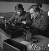 Lata 60., Kraków, Polska.
Słuchacze klasy mundurowej Zespołu Szkół Zawodowych dla pracujących Huty im. Lenina.
Fot. Stanisław Gawliński, zbiory Ośrodka KARTA