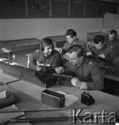 Lata 60., Kraków, Polska.
Słuchacze klasy mundurowej Zespołu Szkół Zawodowych dla pracujących Huty im. Lenina.
Fot. Stanisław Gawliński, zbiory Ośrodka KARTA