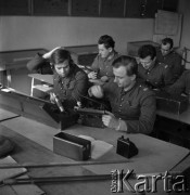 Lata 60., Kraków, Polska.
Słuchacze klasy mundurowej Zespołu Szkół Zawodowych dla pracujących Huty im. Lenina.
Fot. Stanisław Gawliński, zbiory Ośrodka KARTA