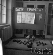 Lata 60., Kraków, Polska.
Kącik sportowy w Zespole Szkół Zawodowych dla pracujących Huty im. Lenina.
Fot. Stanisław Gawliński, zbiory Ośrodka KARTA