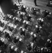 Lata 60., Kraków, Polska.
Prawdopodobnie Zespół Szkół Zawodowych dla pracujących Huty im. Lenina. Młodzi ludzie piszą egzamin.
Fot. Stanisław Gawliński, zbiory Ośrodka KARTA