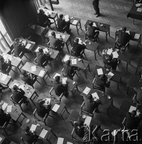 Lata 60., Kraków, Polska.
Prawdopodobnie Zespół Szkół Zawodowych dla pracujących Huty im. Lenina. Młodzi ludzie piszą egzamin.
Fot. Stanisław Gawliński, zbiory Ośrodka KARTA