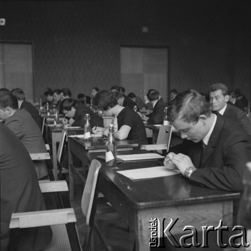 Lata 60., Kraków, Polska.
Prawdopodobnie Zespół Szkół Zawodowych dla pracujących Huty im. Lenina. Młodzi ludzie piszą egzamin.
Fot. Stanisław Gawliński, zbiory Ośrodka KARTA