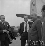 Lata 60., Kraków, Polska.
Powitanie na lotnisku zagranicznej delegacji polityków.
Fot. Stanisław Gawliński, zbiory Ośrodka KARTA