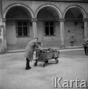 Lata 60., Kraków, Polska.
Wizyta w Krakowie zagranicznej delegacji polityków - oprowadzanie po Wawelu. Pracownik techniczny zamku pcha wózek.
Fot. Stanisław Gawliński, zbiory Ośrodka KARTA