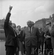 Lata 60., Kraków, Polska.
Wizyta w Krakowie zagranicznej delegacji polityków. Zwiedzanie Rynku Głównego.
Fot. Stanisław Gawliński, zbiory Ośrodka KARTA