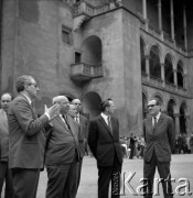 Lata 60., Kraków, Polska.
Wizyta w Krakowie zagranicznej delegacji polityków. Zwiedzanie zamku królewskiego na Wawelu.
Fot. Stanisław Gawliński, zbiory Ośrodka KARTA