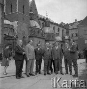 Lata 60., Kraków, Polska.
Wizyta w Krakowie zagranicznej delegacji polityków. Zwiedzanie zamku królewskiego na Wawelu.
Fot. Stanisław Gawliński, zbiory Ośrodka KARTA