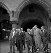 Lata 60., Kraków, Polska.
Wizyta w Krakowie zagranicznej delegacji polityków. Zwiedzanie Rynku Głównego.
Fot. Stanisław Gawliński, zbiory Ośrodka KARTA