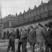 Lata 60., Kraków, Polska.
Wizyta w Krakowie zagranicznej delegacji polityków. Zwiedzanie Rynku Głównego.
Fot. Stanisław Gawliński, zbiory Ośrodka KARTA