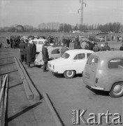 Lata  60., Kraków, Polska.
Giełda samochodowa.
Fot. Stanisław Gawliński, zbiory Ośrodka KARTA