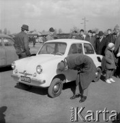Lata  60., Kraków, Polska.
Giełda samochodowa.
Fot. Stanisław Gawliński, zbiory Ośrodka KARTA