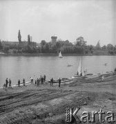 Lata 60., Kraków. Polska.
Otwarcie sezonu w Ośrodku Sportów Wodnych Towarzystwa Krzewienia Kultury Fizycznej. Wodowanie łódek na Wiśle.
Fot. Stanisław Gawliński, zbiory Ośrodka KARTA
