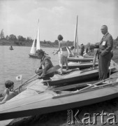 Lata 60., Kraków. Polska.
Otwarcie sezonu w Ośrodku Sportów Wodnych Towarzystwa Krzewienia Kultury Fizycznej. Wodowanie łódek na Wiśle.
Fot. Stanisław Gawliński, zbiory Ośrodka KARTA
