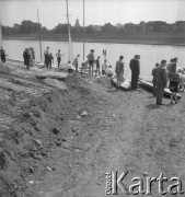 Lata 60., Kraków. Polska.
Otwarcie sezonu w Ośrodku Sportów Wodnych Towarzystwa Krzewienia Kultury Fizycznej. Wodowanie łódek na Wiśle. Na drugim brzegu rzeki widoczny Kościół św. Stanisława Kostki na Dębnikach.
Fot. Stanisław Gawliński, zbiory Ośrodka KARTA
