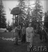 Po 1965, Kraków, Polska.
Zgrupowanie Obozów Związku Harcerstwa Polskiego. I sekretarz Komitetu Wojewódzkiego PZPR, Czesław Domagała, odwiedza młodzież z Hufca Chrzanów.
Fot. Stanisław Gawliński, zbiory Ośrodka KARTA