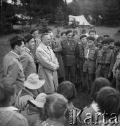 Po 1965, Kraków, Polska.
Zgrupowanie Obozów Związku Harcerstwa Polskiego. I sekretarz Komitetu Wojewódzkiego PZPR, Czesław Domagała, podczas spotkania z harcerzami.
Fot. Stanisław Gawliński, zbiory Ośrodka KARTA