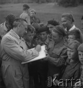 Po 1965, Kraków, Polska.
Zgrupowanie Obozów Związku Harcerstwa Polskiego. I sekretarz Komitetu Wojewódzkiego PZPR, Czesław Domagała, podczas spotkania z harcerzami.
Fot. Stanisław Gawliński, zbiory Ośrodka KARTA