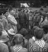 Po 1965, Kraków, Polska.
Zgrupowanie Obozów Związku Harcerstwa Polskiego. I sekretarz Komitetu Wojewódzkiego PZPR, Czesław Domagała, podczas spotkania z harcerzami.
Fot. Stanisław Gawliński, zbiory Ośrodka KARTA