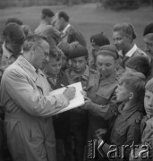 Po 1965, Kraków, Polska.
Zgrupowanie Obózów Związku Harcerstwa Polskiego. I sekretarz Komitetu Wojewódzkiego PZPR, Czesław Domagała, podczas spotkania z harcerzami.
Fot. Stanisław Gawliński, zbiory Ośrodka KARTA