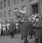 17.03.1970, Kraków, Polska.
Oficjalna wizyta w Polsce delegacji partyjno-rządowej Ludowej Republiki Bułgarii pod przewodnictwem I sekretarza KC Bułgarskiej Partii Komunistycznej i premiera LRB Todora Żiwkowa (na pierwszym planie w kapeluszu). Polityk zwiedza Nową Hutę w towarzystwie premiera PRL Józefa Cyrankiewicza (za Żiwkowem) oraz dyrektora Kombinatu Metalurgicznego Huty im. Lenina mgr. inż. Bohdana Kołomyjskiego (1. z prawej) oraz I sekretarza KC PZPR Władysława Gomułki (na dalszym planie po prawej, w okularach).
Fot. Stanisław Gawliński, zbiory Ośrodka KARTA