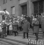 17.03.1970, Kraków, Polska.
Oficjalna wizyta w Polsce delegacji partyjno-rządowej Ludowej Republiki Bułgarii pod przewodnictwem I sekretarza KC Bułgarskiej Partii Komunistycznej i premiera LRB Todora Żiwkowa (na pierwszym planie w kapeluszu). Polityk zwiedza Nową Hutę w towarzystwie premiera PRL Józefa Cyrankiewicza (za Żiwkowem po lewej), dyrektora Kombinatu Metalurgicznego Huty im. Lenina mgr. inż. Bohdana Kołomyjskiego (1. z prawej) oraz I sekretarza KC PZPR Władysława Gomułki (na pierwszym planie w okularach) i I sekretarza KC PZPR Władysława Gomułki (na dalszym planie).
Fot. Stanisław Gawliński, zbiory Ośrodka KARTA