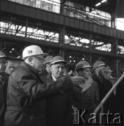 17.03.1970, Kraków, Polska.
Oficjalna wizyta w Polsce delegacji partyjno-rządowej Ludowej Republiki Bułgarii pod przewodnictwem I sekretarza KC Bułgarskiej Partii Komunistycznej i premiera LRB Todora Żiwkowa (4. z prawej). Premier Żiwkow zwiedza halę produkcyjną Huty im. Lenina w towarzystwie dyrektora Kombinatu mgr. inż. Bohdana Kołomyjskiego (3. z lewej) i I sekretarza KC PZPR Władysława Gomułki (1. z lewej).
Fot. Stanisław Gawliński, zbiory Ośrodka KARTA
