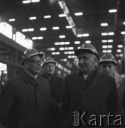 17.03.1970, Kraków, Polska.
Oficjalna wizyta w Polsce delegacji partyjno-rządowej Ludowej Republiki Bułgarii pod przewodnictwem I sekretarza KC Bułgarskiej Partii Komunistycznej i premiera LRB Todora Żiwkowa (4. z prawej). Premier Żiwkow zwiedza halę produkcyjną Huty im. Lenina w towarzystwie I sekretarza KC PZPR Władysława Gomułki.
Fot. Stanisław Gawliński, zbiory Ośrodka KARTA