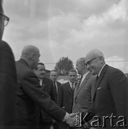 1971, Kraków, Polska.
Przewodniczący Rady Państwa Józef Cyrankiewicz odwiedza Nową Hutę z okazji XX-lecia przyłączenia dzielnicy do Krakowa. Powitanie polityka przez dyrektora Kombinatu Huty im. Lenina mgr. inż. Bohdana Kołomyjskiego.
Fot. Stanisław Gawliński, zbiory Ośrodka KARTA