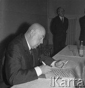 1971, Kraków, Polska.
Przewodniczący Rady Państwa Józef Cyrankiewicz odwiedza Nową Hutę z okazji XX-lecia przyłączenia dzielnicy do Krakowa. Polityk wypisuje pamiątkową kartę z życzeniami: 