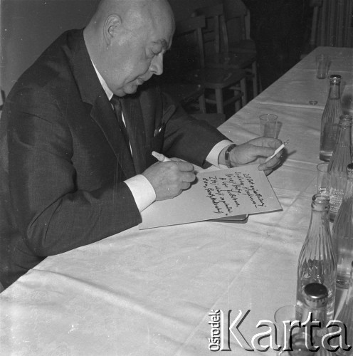 1971, Kraków, Polska.
Przewodniczący Rady Państwa Józef Cyrankiewicz odwiedza Nową Hutę z okazji XX-lecia przyłączenia dzielnicy do Krakowa. Polityk wypisuje pamiątkową kartę z życzeniami: 