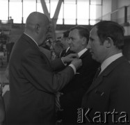 04.05.1971, Kraków, Polska.
Obchody Dnia Hutnika w Hucie im. Lenina. Przewodniczący Rady Państwa Józef Cyrankiewicz przypina odznaczenia zasłużonym działaczom. 
Fot. Stanisław Gawliński, zbiory Ośrodka KARTA