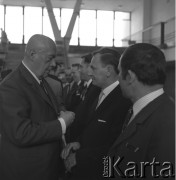 04.05.1971, Kraków, Polska.
Obchody Dnia Hutnika w Hucie im. Lenina. Przewodniczący Rady Państwa Józef Cyrankiewicz przypina odznaczenia zasłużonym działaczom.
Fot. Stanisław Gawliński, zbiory Ośrodka KARTA