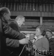 1971, Kraków, Polska.
Delegacja partyjna pod przewodnictwem I sekretarza KC PZPR Edwarda Gierka z wizytą w Hucie im. Lenina. 
Fot. Stanisław Gawliński, zbiory Ośrodka KARTA
