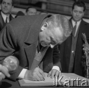 1971, Kraków, Polska.
Delegacja partyjna pod przewodnictwem I sekretarza KC PZPR Edwarda Gierka z wizytą w Hucie im. Lenina. 
Fot. Stanisław Gawliński, zbiory Ośrodka KARTA

