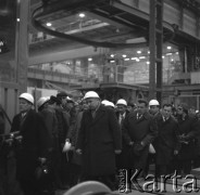 1971, Kraków, Polska.
Delegacja partyjna pod przewodnictwem I sekretarza KC PZPR Edwarda Gierka z wizytą w Hucie im. Lenina. 
Fot. Stanisław Gawliński, zbiory Ośrodka KARTA
