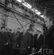 1971, Kraków, Polska.
Delegacja partyjna pod przewodnictwem I sekretarza KC PZPR Edwarda Gierka z wizytą w Hucie im. Lenina. 
Fot. Stanisław Gawliński, zbiory Ośrodka KARTA
