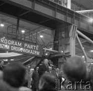 1971, Kraków, Polska.
Delegacja partyjna pod przewodnictwem I sekretarza KC PZPR Edwarda Gierka z wizytą w Hucie im. Lenina. 
Fot. Stanisław Gawliński, zbiory Ośrodka KARTA
