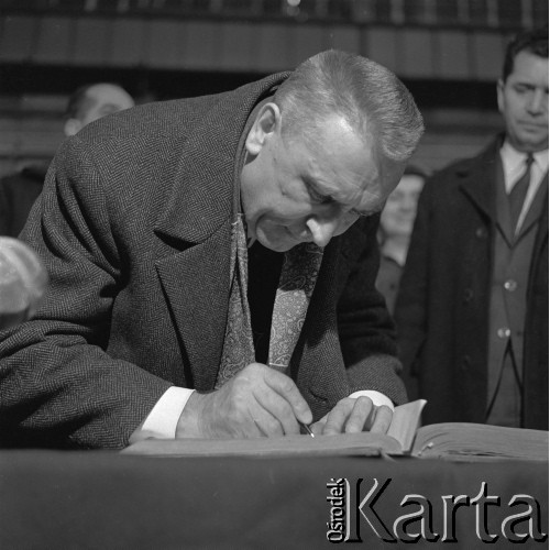 1971, Kraków, Polska.
Delegacja partyjna pod przewodnictwem I sekretarza KC PZPR Edwarda Gierka z wizytą w Hucie im. Lenina. 
Fot. Stanisław Gawliński, zbiory Ośrodka KARTA
